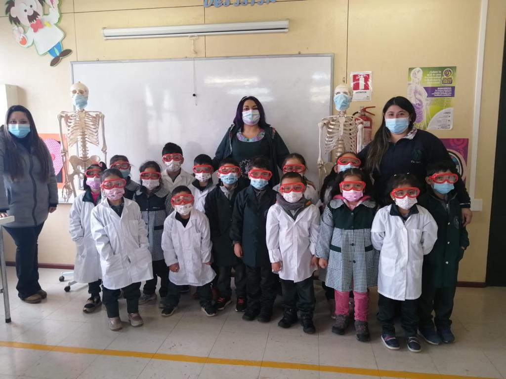 Visita de Kinder A al Laboratorio de Ciencias